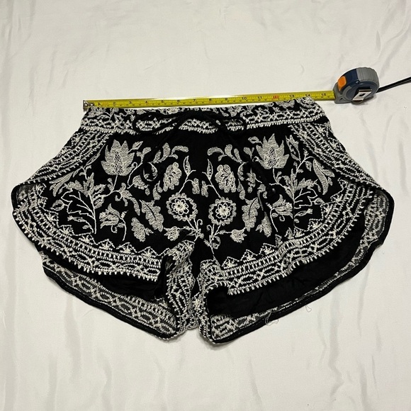 Urban Outfitters Ecote Embroidered Shorts - Picture 5 of 10